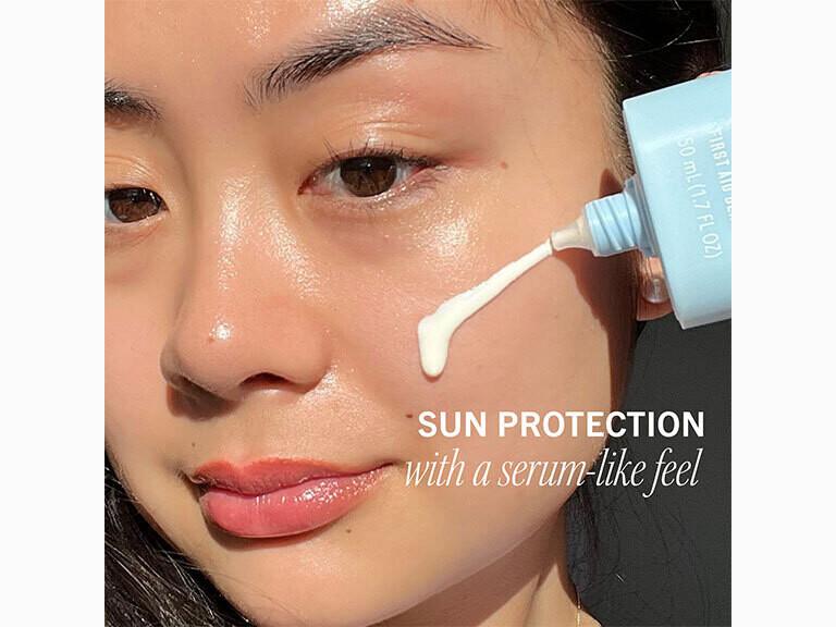 Resized Media/02 HydratingSunscreenMilk AltImage 2000x2000