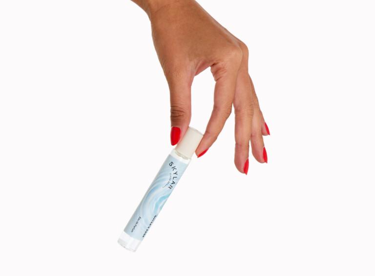 Resized Media/0325 BOXY AO InHand SKYLAR 10 ML Scent Club Water S Edge 0959