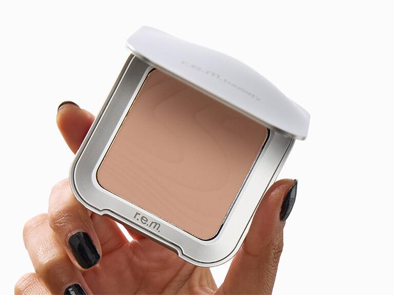 Resized Media/0925 BOXY Choice InHand R E MBEAUTYHypernovaSatinMatteBronzer Blazed 1