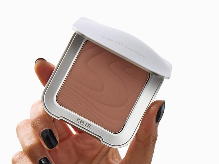Resized Media/0925 BOXY Choice InHand R E MBEAUTYHypernovaSatinMatteBronzer CocoaNut 4298 MAIN 1