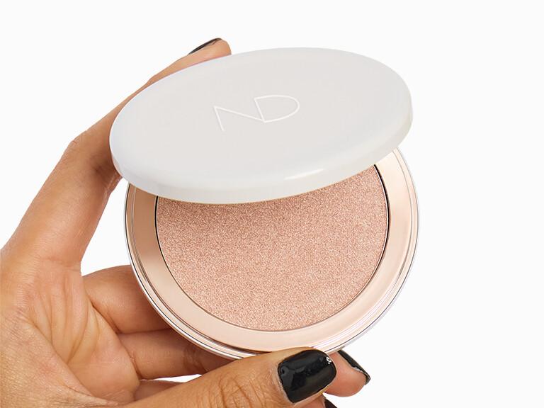 Resized Media/1125 InHands IPSYUltimate NATASHADENONABEAUTIFIERHighlightingBouncyFacePowder 01Light 4616 1