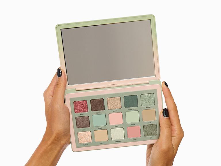 Resized Media/1125 InHands IPSYUltimate NATASHADENONARETROGLAMPALETTE 4667 INSIDE