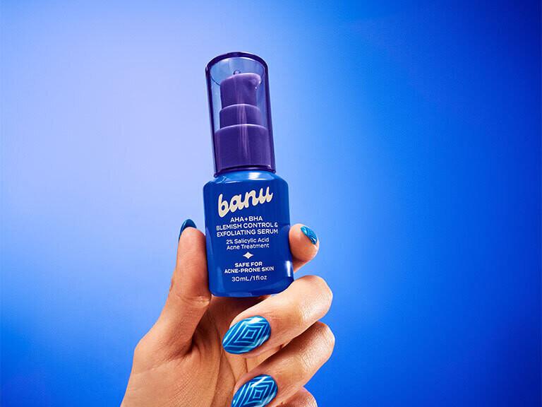 Resized Media/BANUTRT2000001 BANU Blemish Control Exfoliating Serum FULL Lifestyle Hand