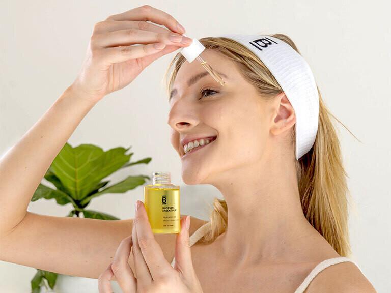 Resized Media/BLOETRT1059705 Hydration Oil On Face