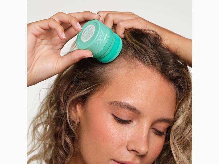 Resized Media/BRIOHCL2000004 BRIOGEO STYLE TREAT DRY SHAMPOO PUFF TRANSLUCENT FULL LIFESTYLE SHOT