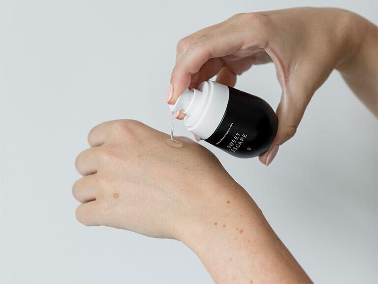 Resized Media/BUSHBOD1061716 BUSHBALM SWEETESCAPEOIL BLACK FULL 3