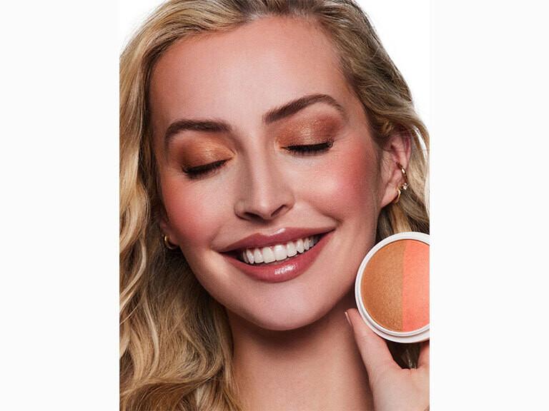 Resized Media/DIBSCHK1073769 DIBSBEAUTY DUETBAKEDBLUSH STARSTRUCK FULL LIFESTYLE