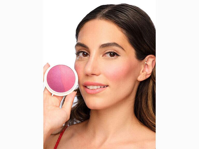 Resized Media/DIBSCHK1073770 DIBSBEAUTY DUETBAKEDBLUSH VIPPINK FULL LIFESTYLE