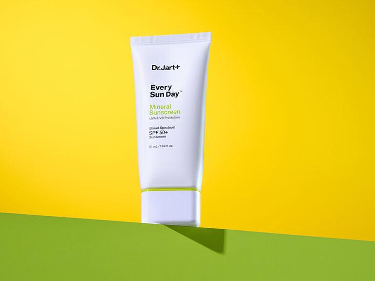 Resized Media/DRJASUN1073957 DRJART MINERALSUNSCREEN FULL LIFESTYLE