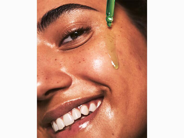 Resized Media/ELFSKIN PLZCLARIFYFACIALOIL FULLSIZE LIFESTYLE1