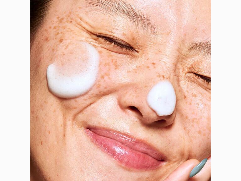 Resized Media/E L F SKIN HOLYHYDRATION CLEANFREAKDAILYCLEANSER SAMPLE3