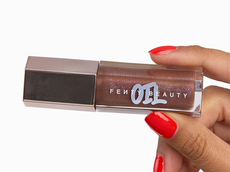 Resized Media/FENTYBEAUTYGlossBombOilLuminizingLipOilNGlossRoseAmber InHand 2041