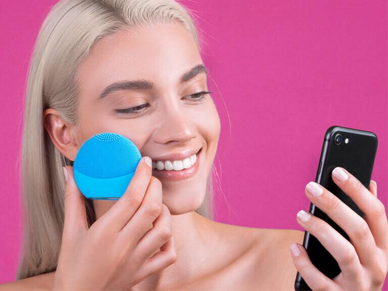 Resized Media/FOREO LUNAfofo Aquamarine Lifestyle