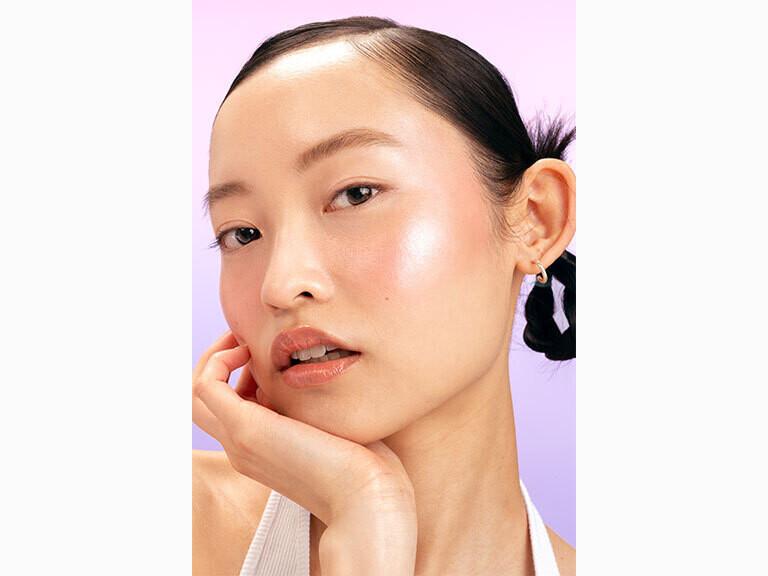 Resized Media/GLOSSMETICS Bronzing Drops NA FULL Lifestyle