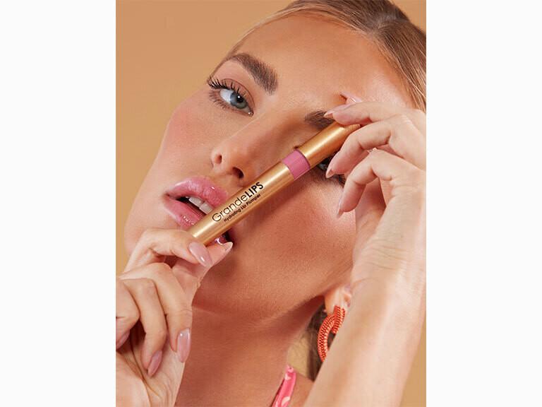 Resized Media/GRANLIP2000001 GrandeCosmetics GrandeLIPS PaleRose Full LifestyleShot