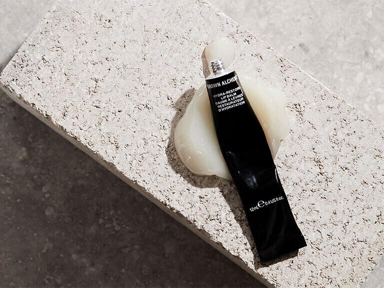 Resized Media/GRWNLCR1060571 HYDRA RESTORE LIP BALM Lifestyle Image