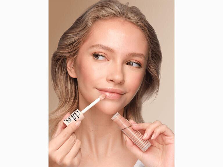 Resized Media/GlossyBalm KissMeQuick Lifestyle2