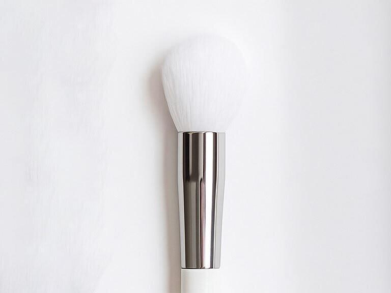 Resized Media/IBYBATL2000001 IBYBEAUTY HILITEBRUSH SAMPLE