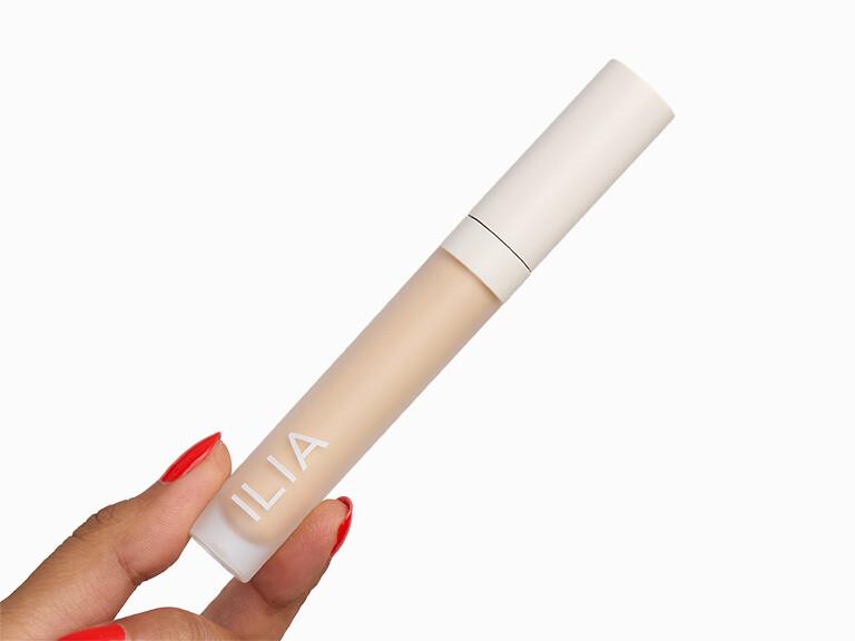 Resized Media/IliaBeautyTrueSkinSerumConcealerinArrowRoot InHand 2225
