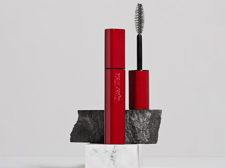 Resized Media/KJAERWEIS IMPOSSIBLEMASCARA BLACK FULL Lifestyle Shot