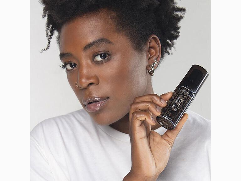 Resized Media/MOBYCMP1058189 Mo BeautyShop SetItUp SettingSpray Full Lifestyle MOBYCMP1066542