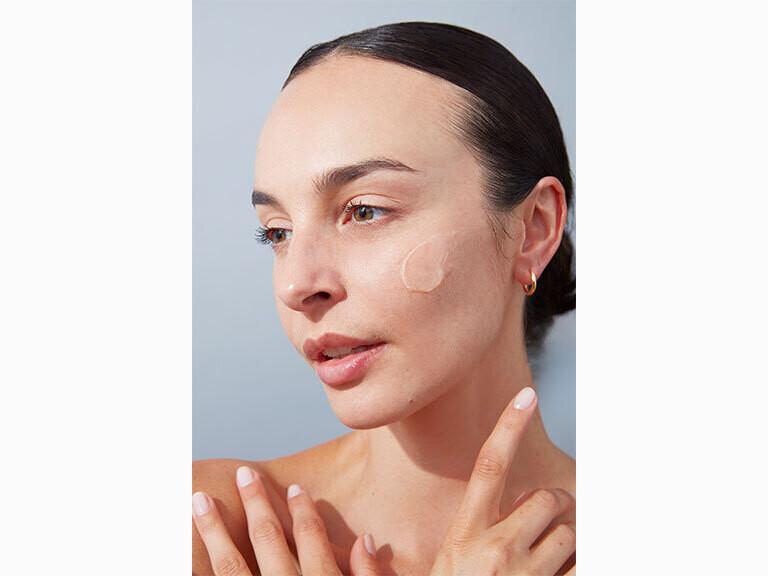 Resized Media/MUTHTRT1069396 Edited Hyaluronic Serum Application 1 1