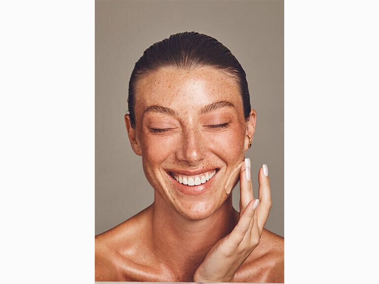 Resized Media/MUTHTRT1069513 MUTHA POWER EXFOLIATING SERUM 8 9 22 Shot 09 1930 1